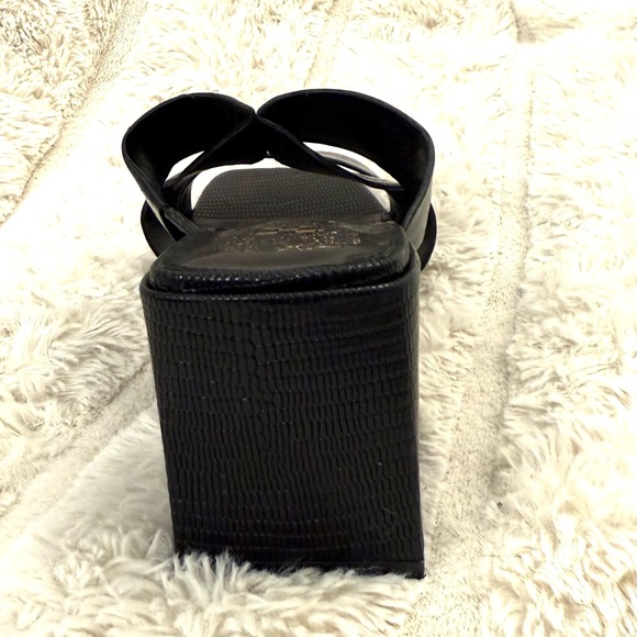 VINCE CAMUTO Black Sandals With Chunky Heel - Picture 16 of 16